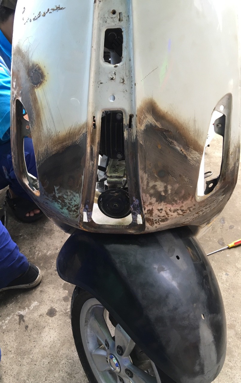 Phi Vespa sữa chữa và tân trang xe Vespa bị hư hại do tai nạn